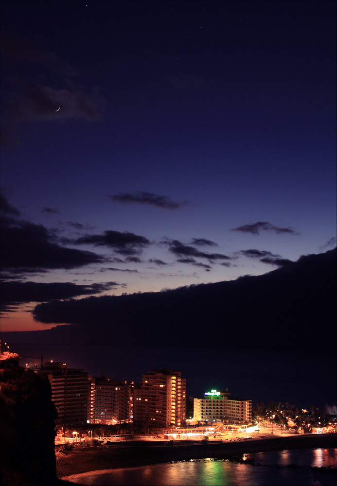 el puerto en la noche