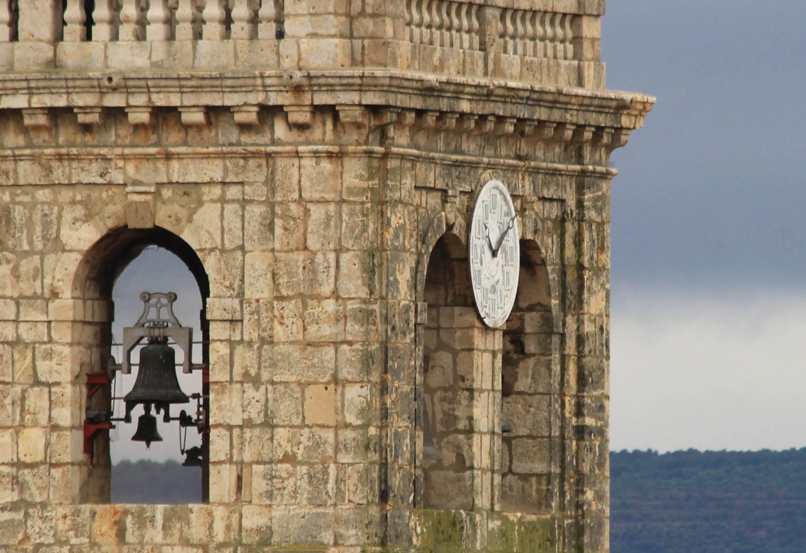 EL RELOJ DE LA TORRE DE MI PUEBLO SIEMPRE MARCA LAS 10,10 HORAS, COMO EN LOS ANUNCIOS DE RELOJES