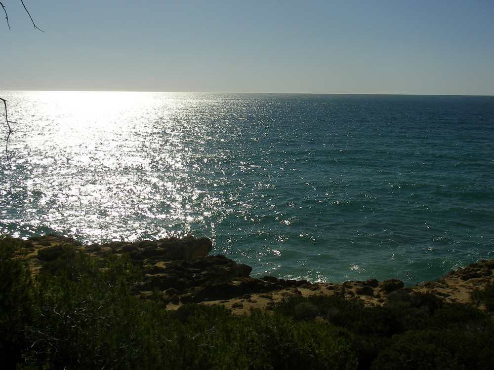 El resplandor del sol en el mar