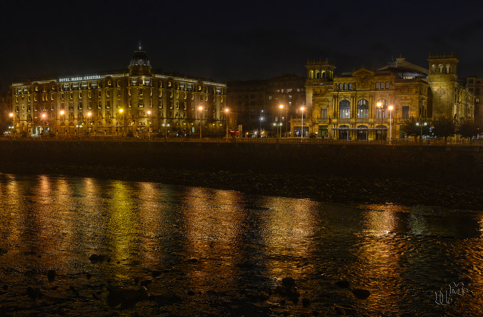 EL RIO PINTADO POR LUCES DE EDIFICIOS, 