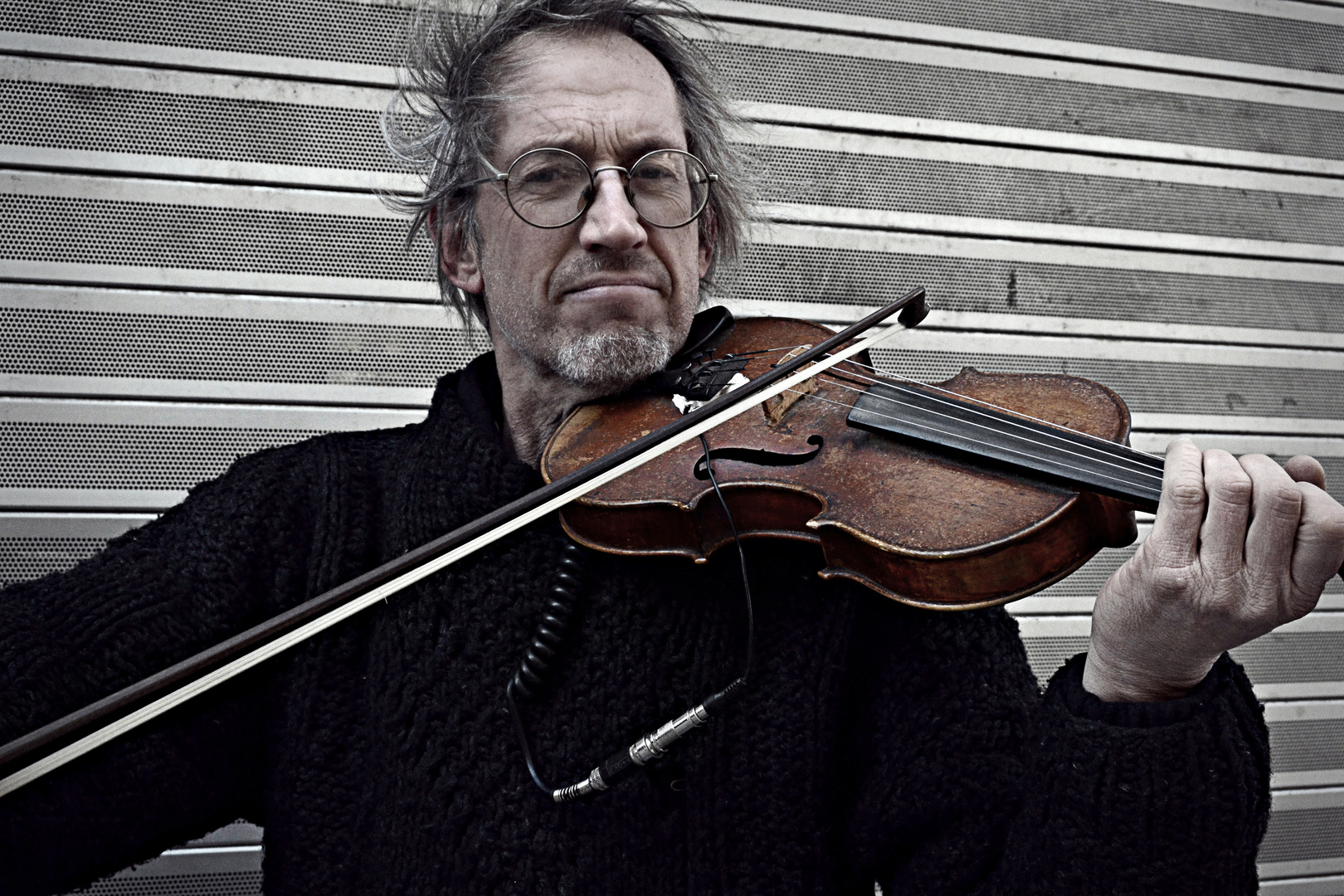 El silencio fotográfico de un viejo violín.