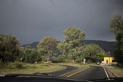 El sol saliendo en la tormenta