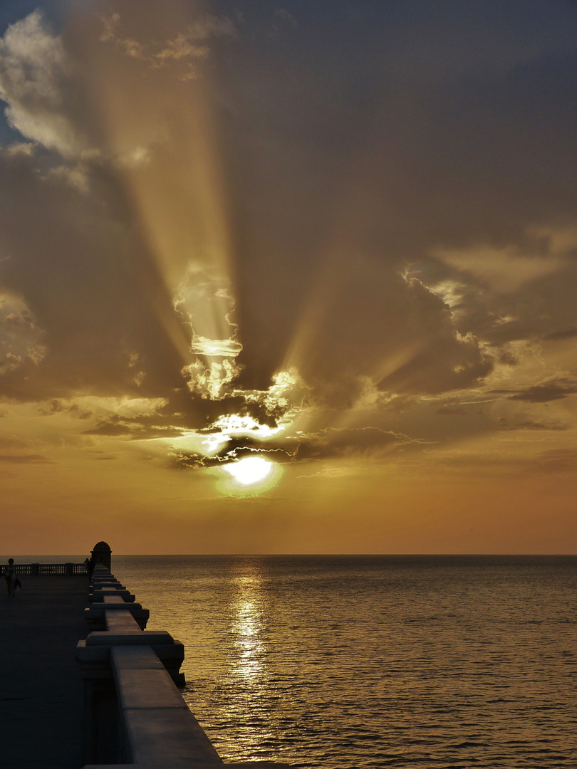 El sol se despide en Cádiz