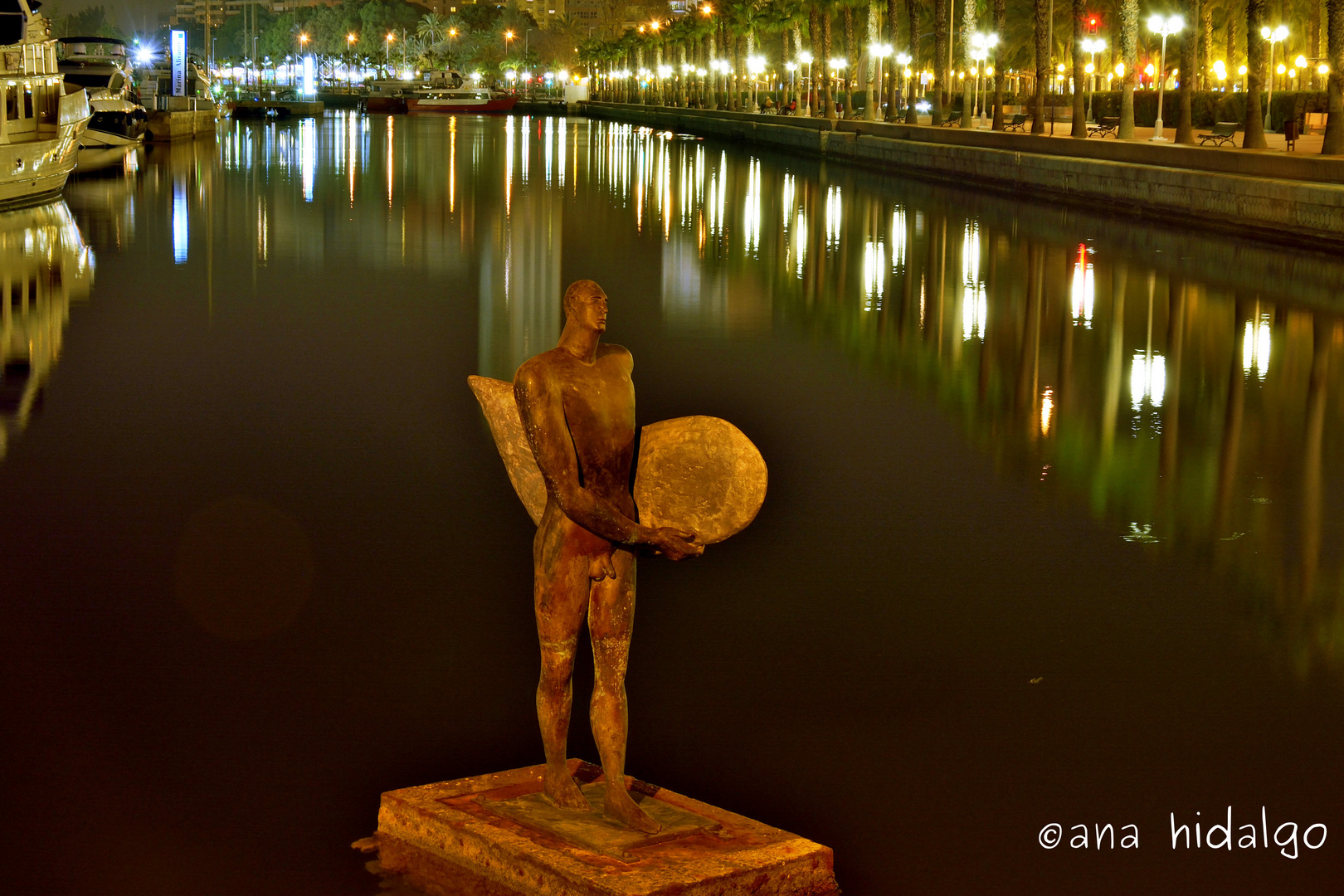 EL SURFISTA DE BRONCE