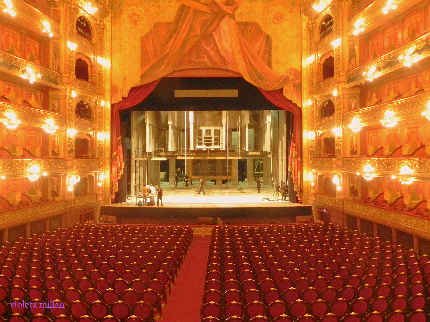 el teatro colon ,armando el escenario para una obra entre canada y australia