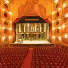 el teatro colon ,armando el escenario para una obra entre canada y australia