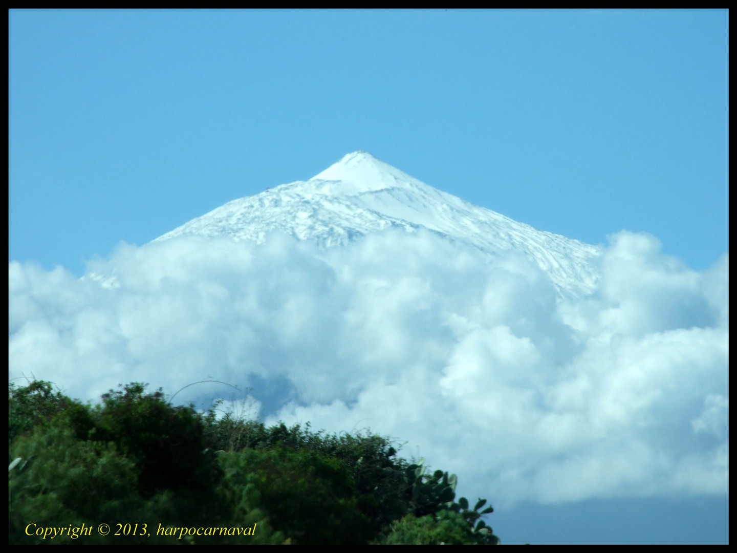 El Teide nevado flotando sobre el mar de nubes