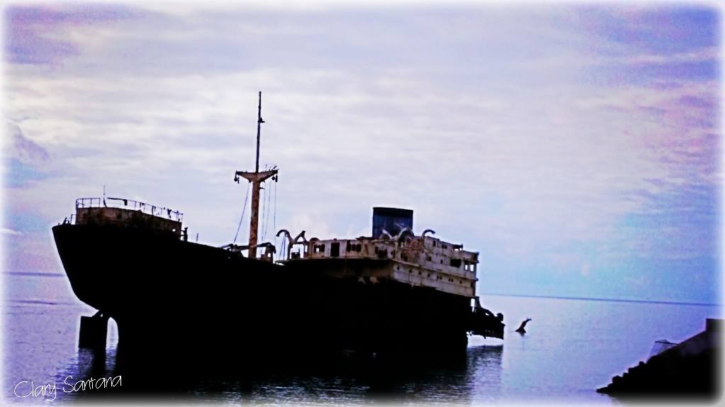 El Telamon, el barco encallado en el puerto de Arrecife en Lanzarote en 1981.