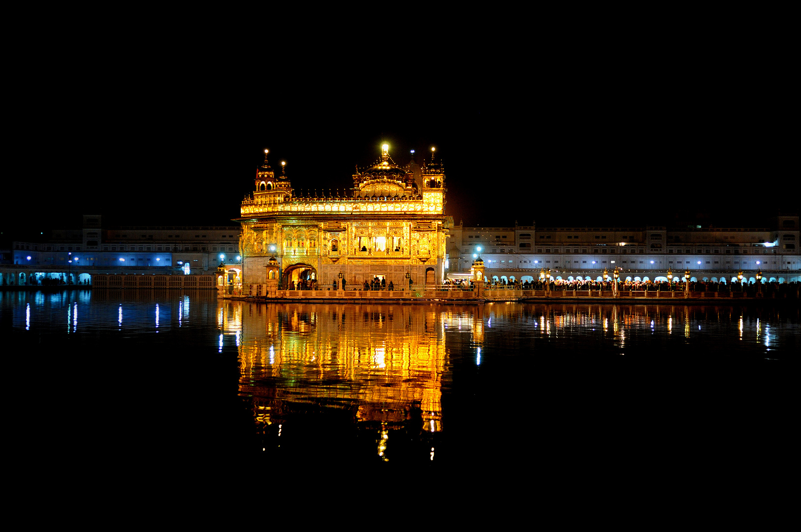 El Templo Dorado de noche