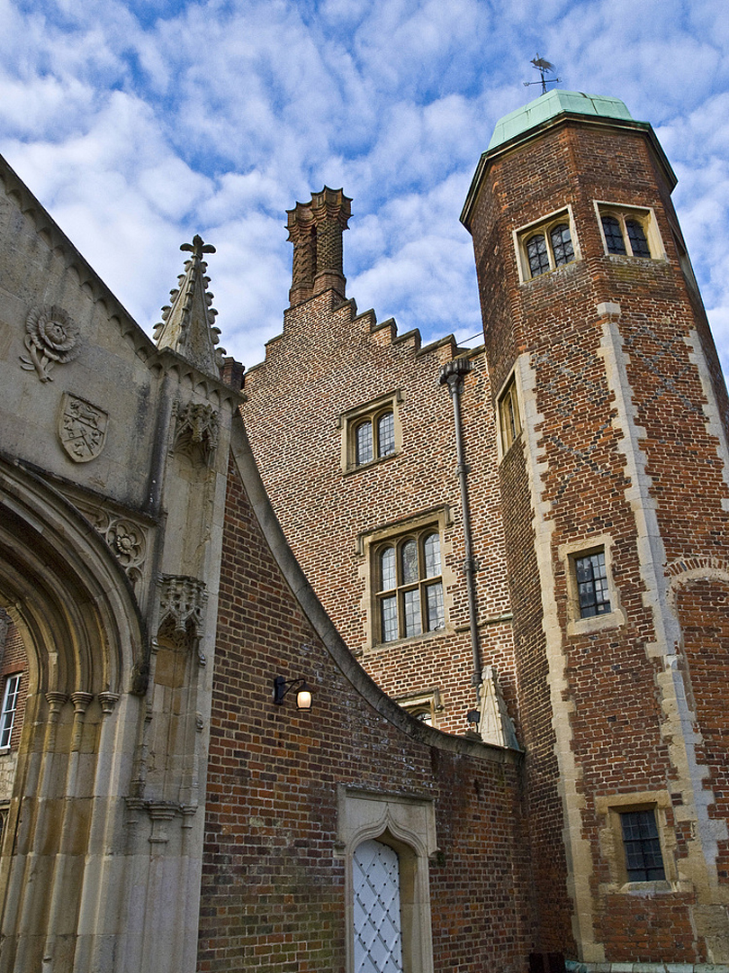 Elancement vers le ciel  --  Madingley Hall, Cambridge  --  Senkrecht zum Himmel