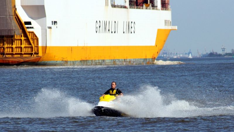 Elb-riding vor Containerkoloss