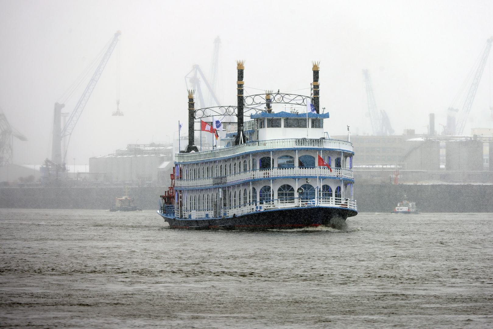 Elb-Steamer im Schneegestöber