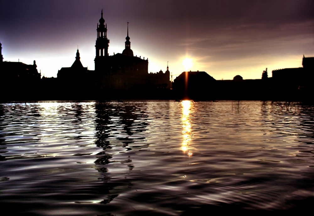 Elb-Venedig? Elb-Florenz? Ach nö,..Dresden passt schon.