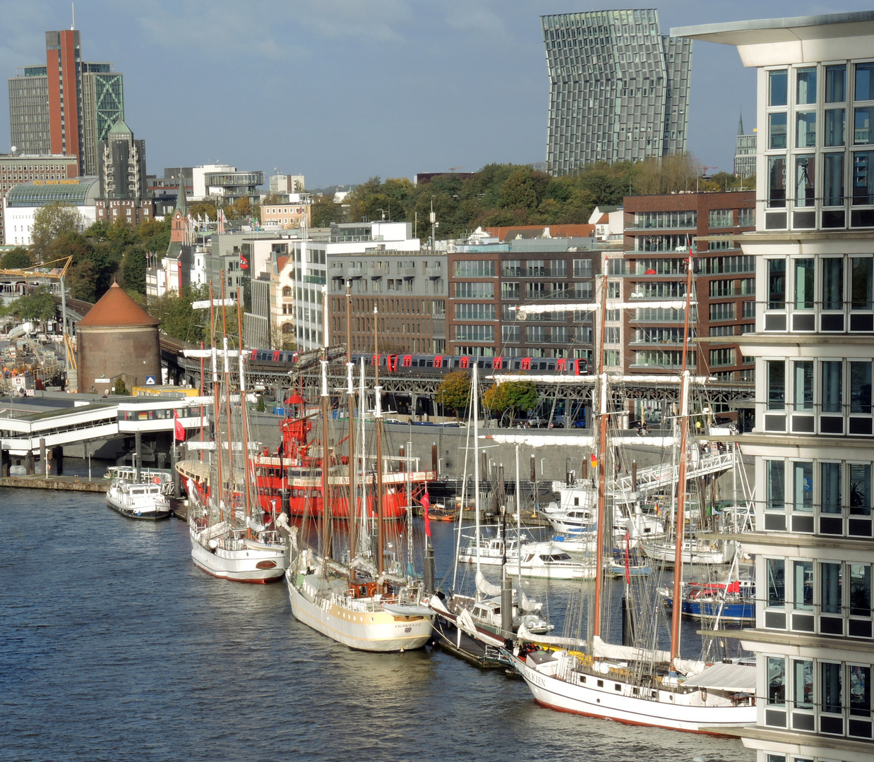 Elbabwärts von der Elbphilharmonie