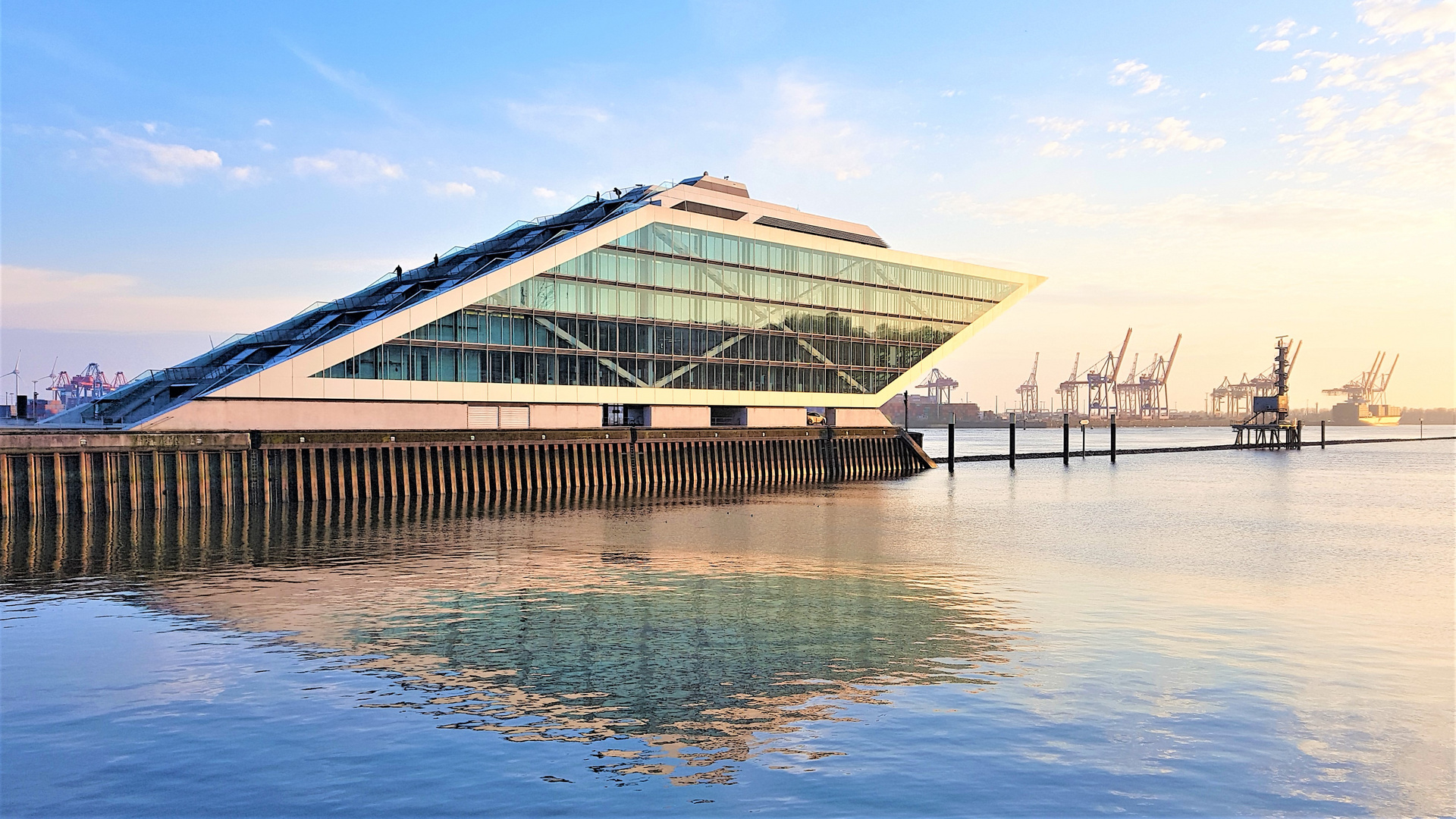 Elbabwärts zum Meer - Dockland - Hamburg