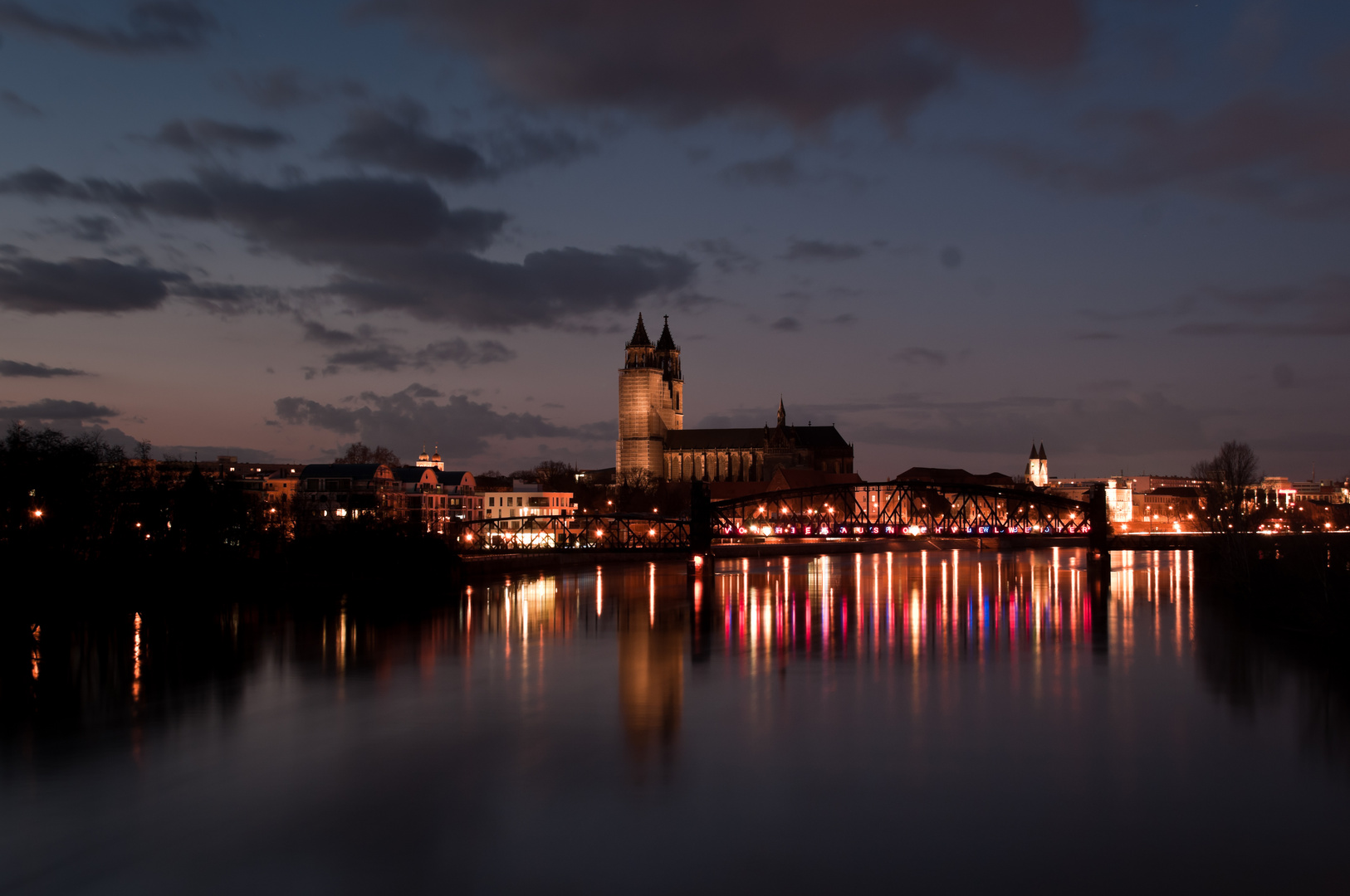 Elbansicht zur blauen Stunde