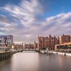 Elbarkaden mit Speicherstadt und fernem Rathaus