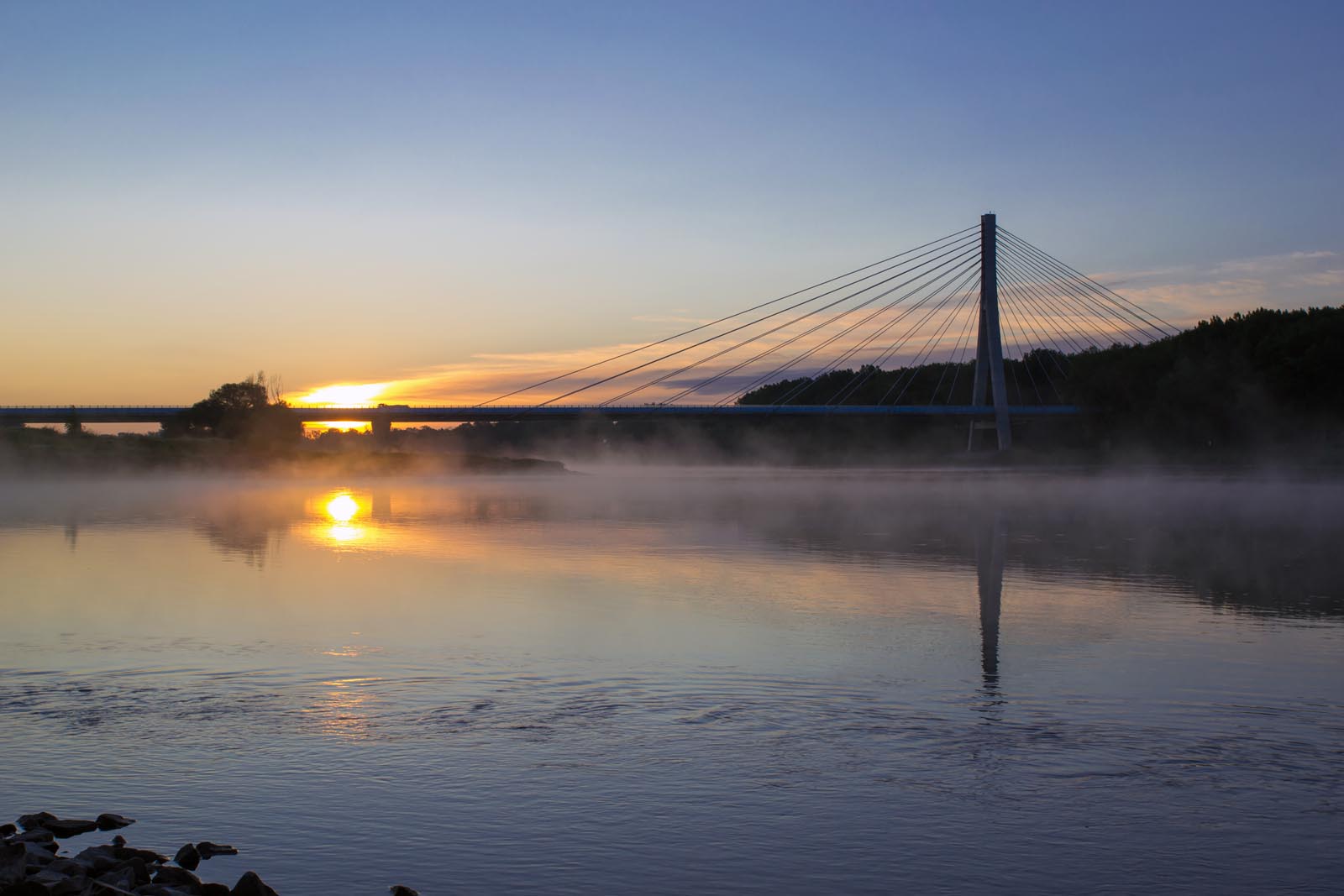 Elbauenbrücke im Morgengrauen