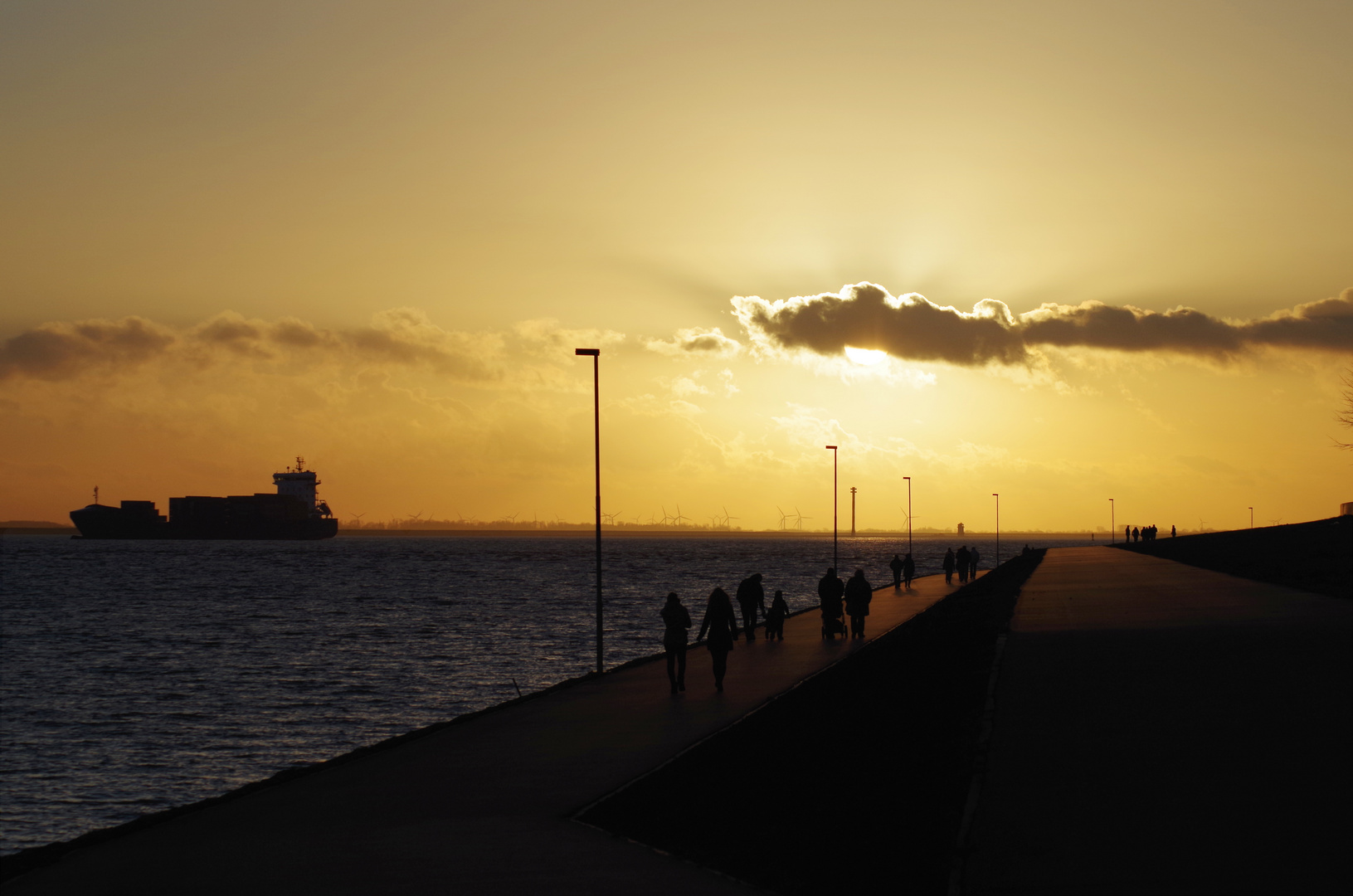 Elbblick bei Sonnenuntergang