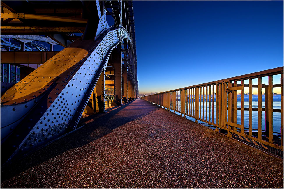 Elbbrücke im Freihafen