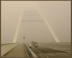 Elbbrücke im Nebel