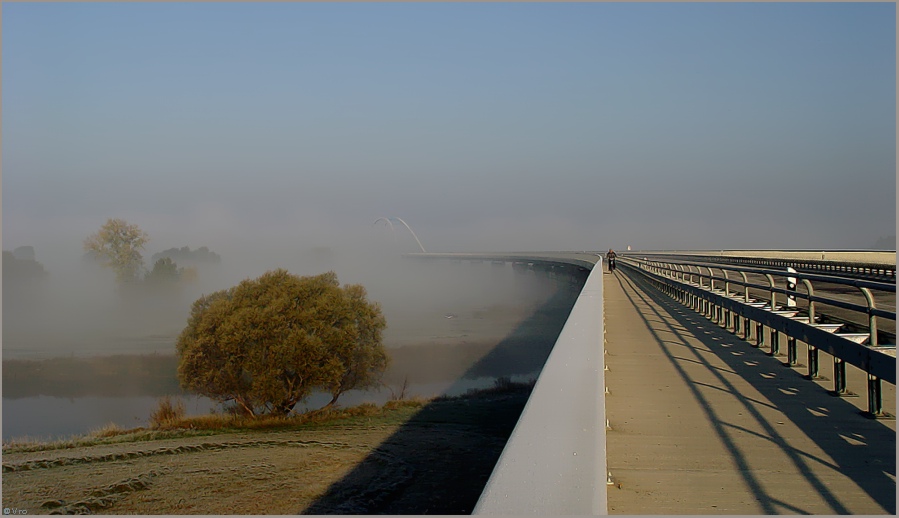 Elbbrücke im Nebel