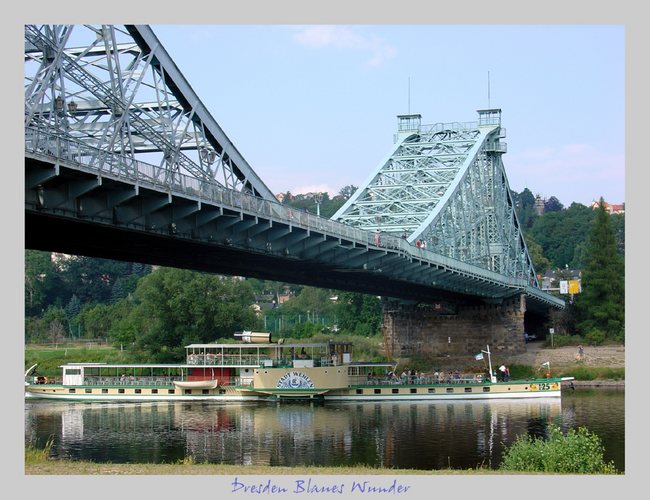 Elbbrücke in Dresden "Blaues Wunder" mit Raddampfer