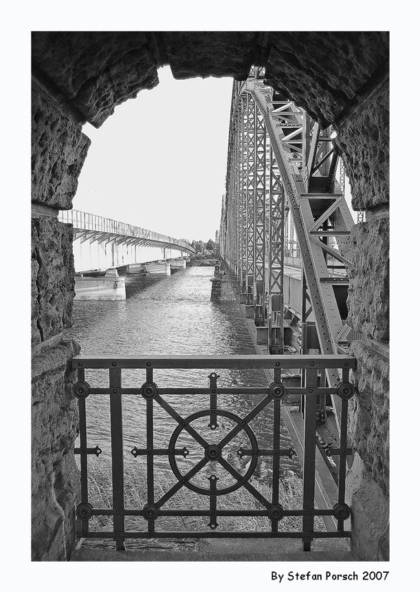 Elbbrücke mit Durchblick