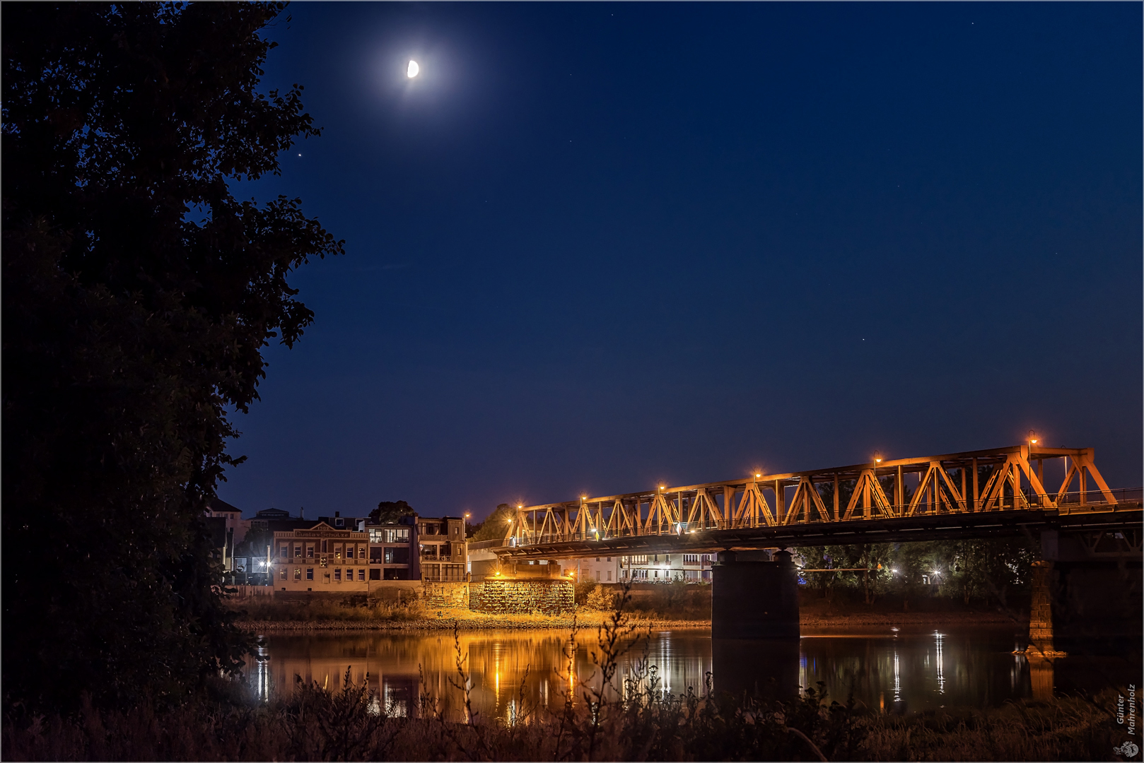 Elbbrücke mit Mond