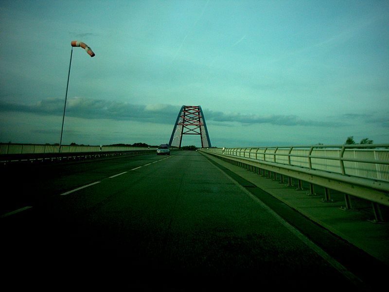 ELBBRÜCKE -Verbindung zwischen Ost und West