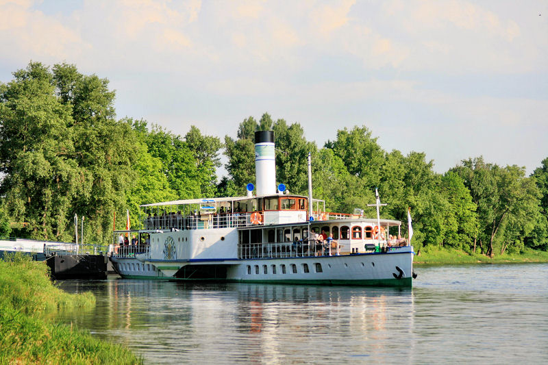 Elbdampfer bei Schloß Pillnitz