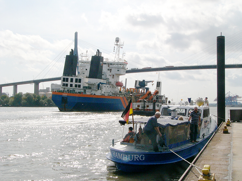 ELBE 27 und LELYSTAD im Gegenlicht:-((