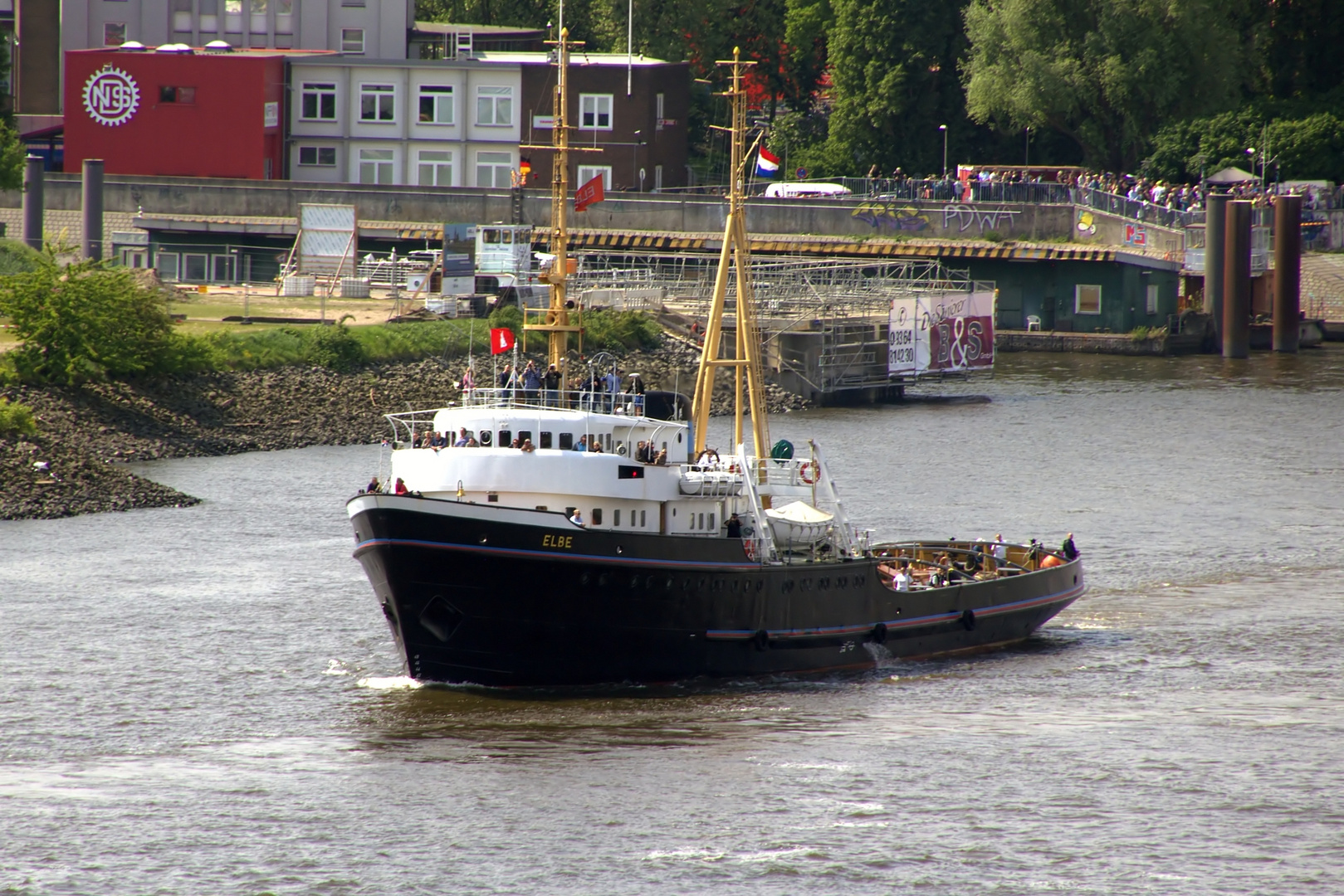 ELBE auf der Elbe ...