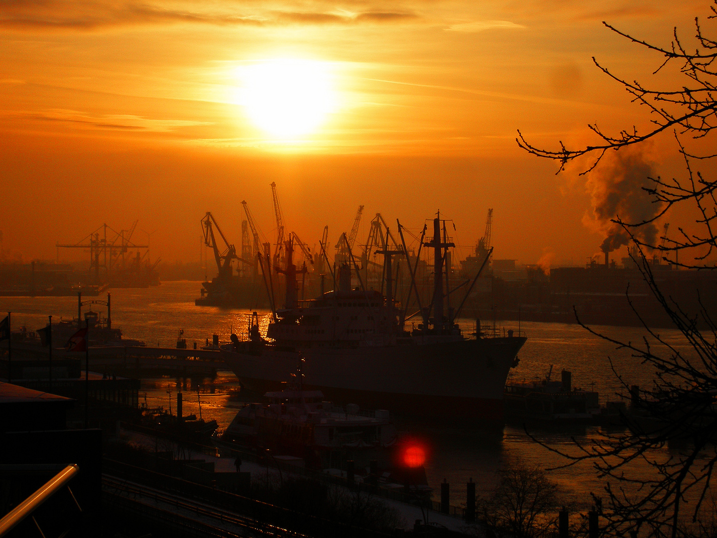 Elbe bei Hamburg, Eiseskälte und Sonnenaufgang