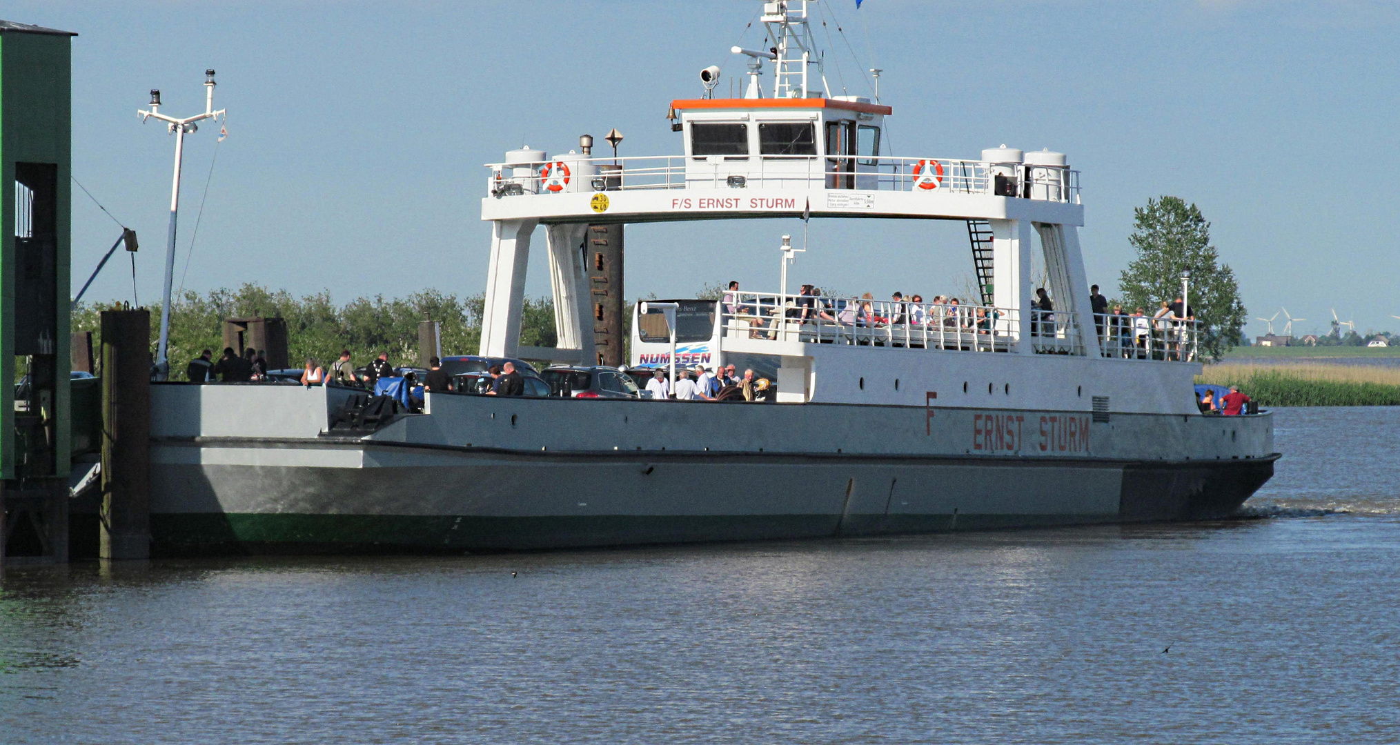 Elbe Fähre in Betrieb ...