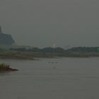 Elbe - Fahrwasserkennung und Reiher bei flauem Morgenlicht