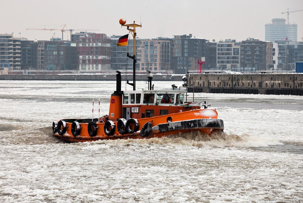 Elbe fest im Griff vom Eis