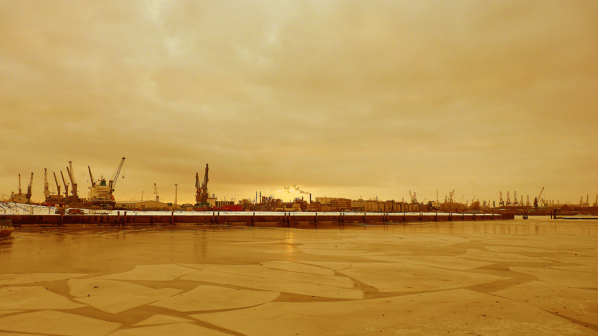 Elbe HafenCity yellow