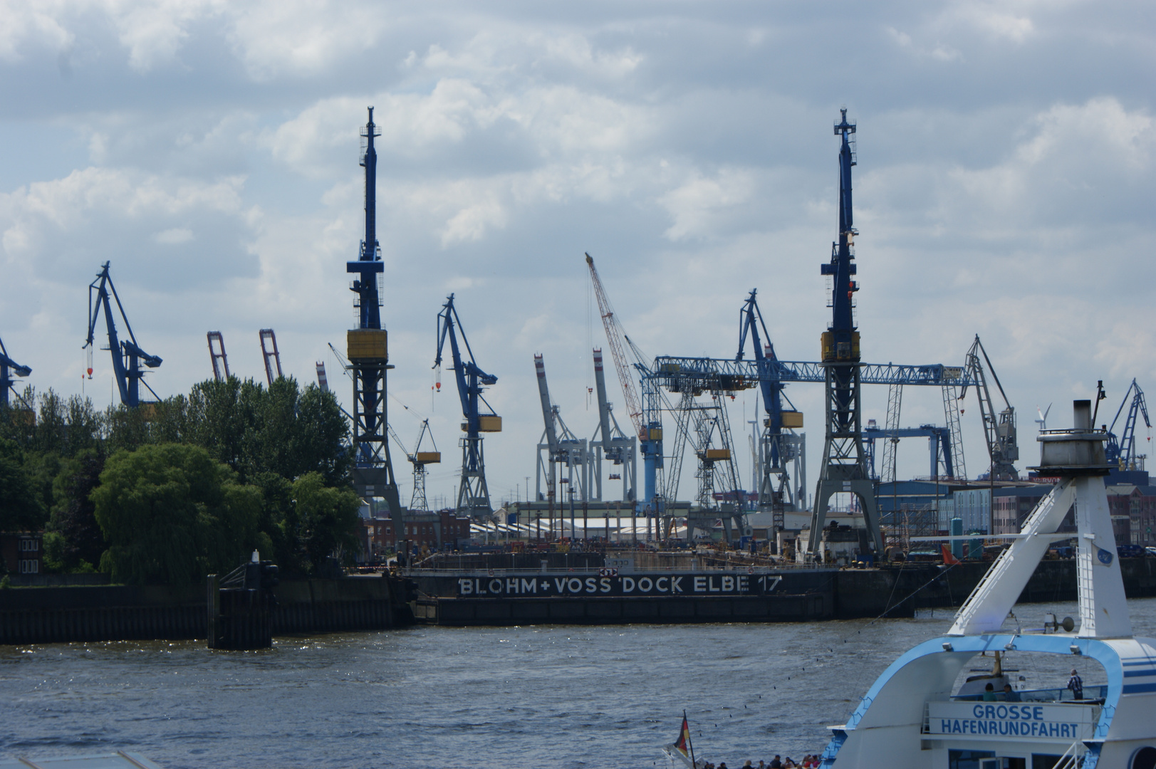 elbe hamburg landungsbrücken