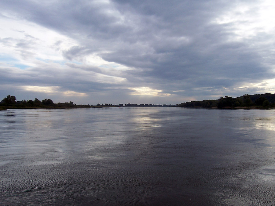 Elbe im düsteren Herbstlicht