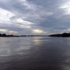 Elbe im düsteren Herbstlicht