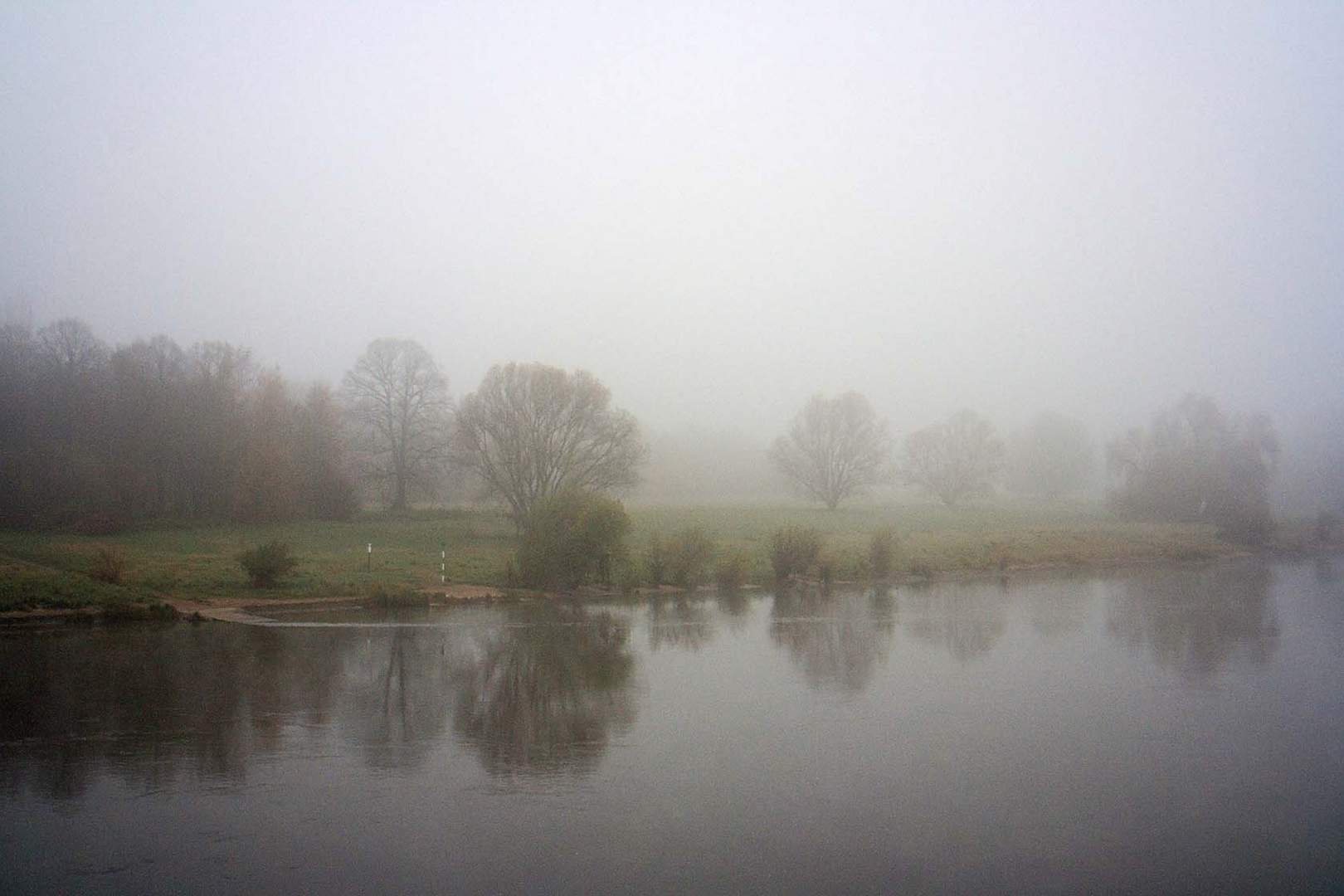 Elbe im Novembernebel