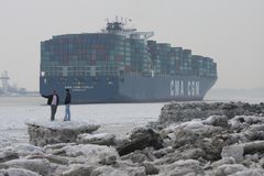 Elbe im Winter mit Containerschiff