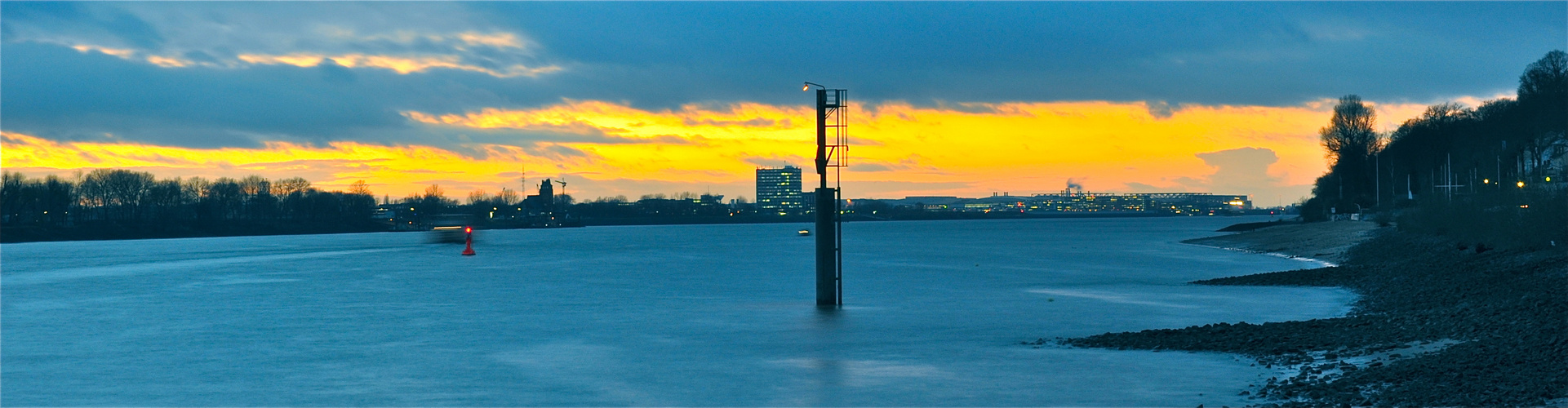 Elbe in der Dämmerung