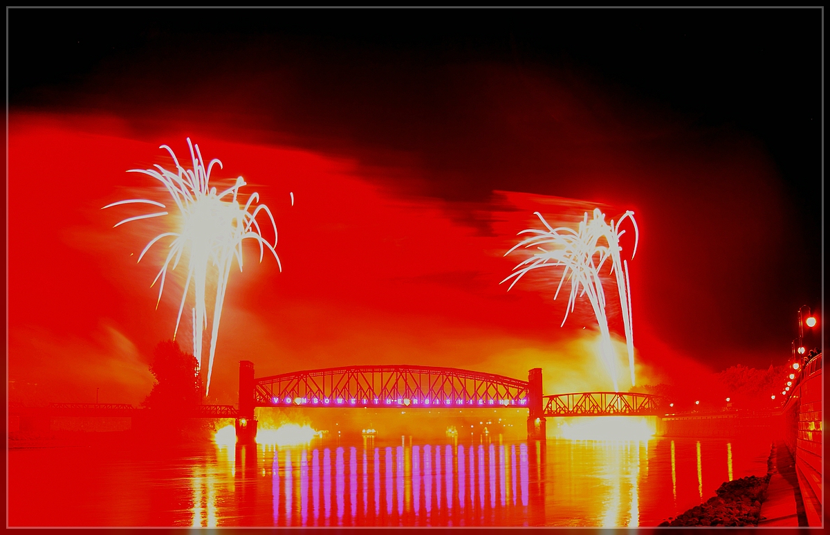 Elbe in Licht und Flammen