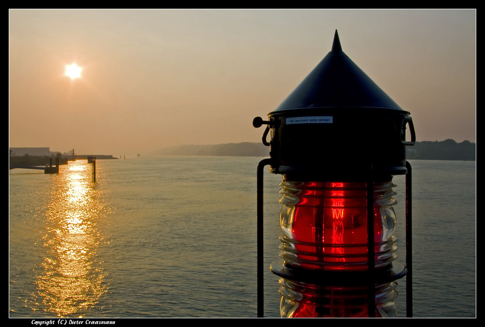 Elbe, Lichtzeichen ... - Signal light at the river Elbe