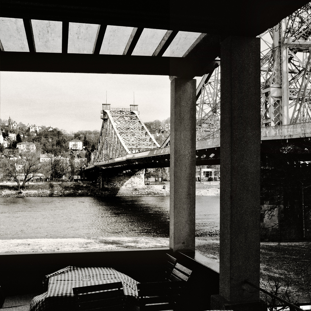 Elbe mit Brücke