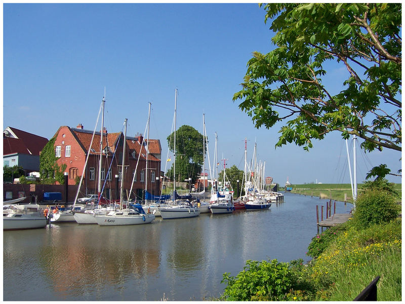 Elbe - Radweg (kleiner Yachthafen in Freiburg)