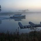 Elbe-Schifffahrt bei starkem Nebel und niedrigem Pegel am Kilometer 154.. 