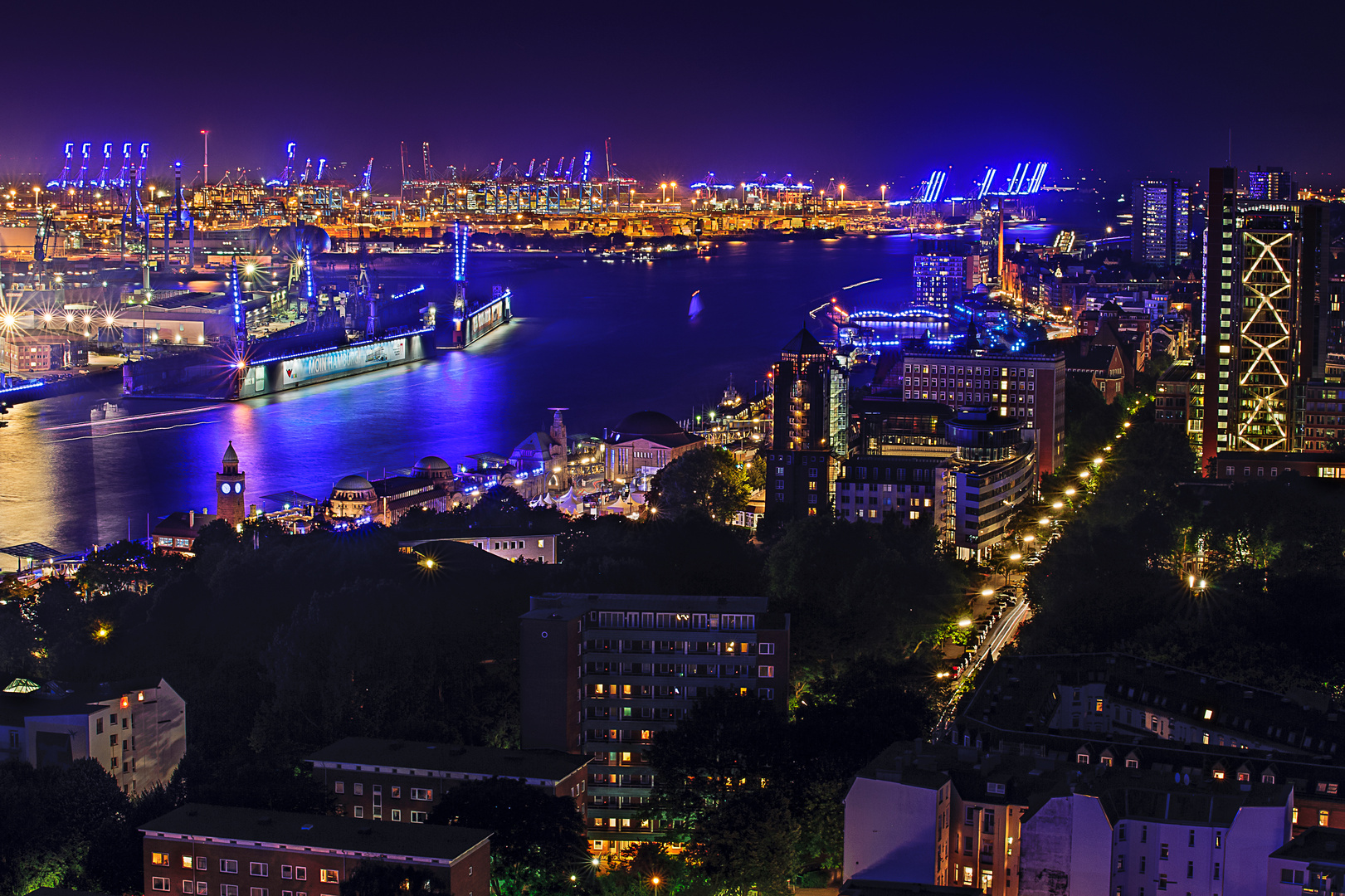 Elbe Trockendock + St. Pauli (Hamburg) - Blue Port 2014 (Exposure Blending)